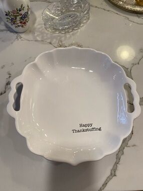 Mud Pie White Ceramic 'Happy Thankstuffing' Scalloped Serving Bowl or Pie Dish 🥧